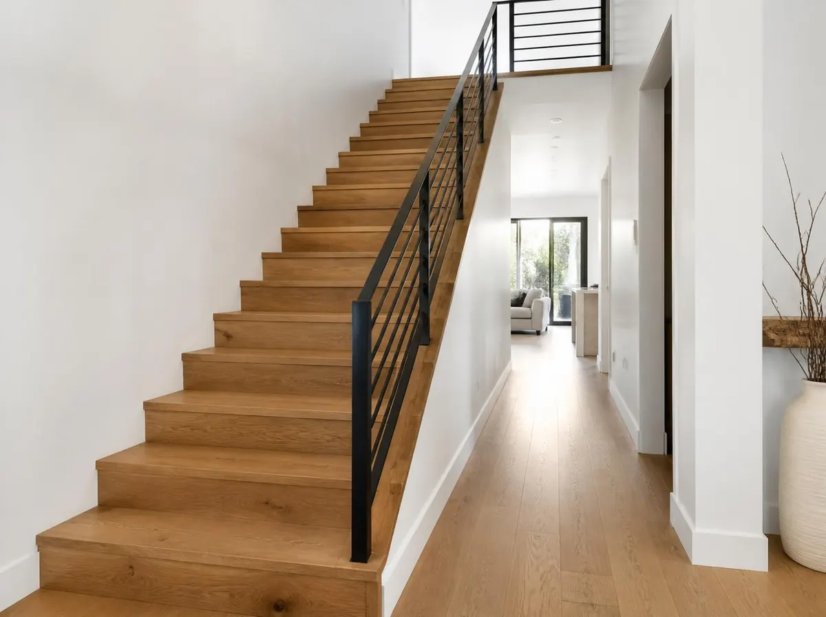 Treppe aus Eiche mit schwarzem Stahlgeländer